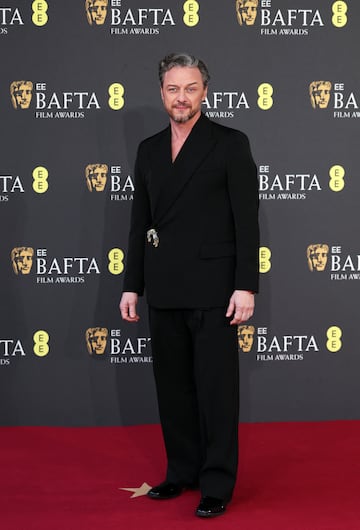 James McAvoy posa en la alfombra roja de los premios BAFTA 2025 celebrados en el Royal Festival Hall del Southbank Centre de Londres.