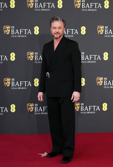 James McAvoy posa en la alfombra roja de los premios BAFTA 2025 celebrados en el Royal Festival Hall del Southbank Centre de Londres.