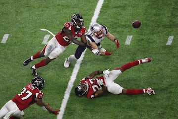 New England Patriots 34-28 Atlanta Falcons.
28-3 arriba los Falcons antes de culminar el tercer periodo, Tom Brady y James White emprendieron el regreso inimaginable que les garantiza hoy un puesto entre los mejores desempeños de la historia del Super Bowl. Dramáticamente, los Patriots empataron el partido en sus últimas instancias del cuarto periodo y un drive en tiempo suplemenatario le puso fin al encuentro cuando White cruzó las diagonales por tierra. Belichick y Brady ganaron con aquel encuentro su quinto título de NFL.