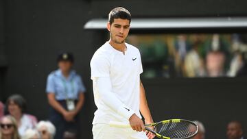 Wimbledon (United Kingdom), 03/07/2022.- Carlos Alcaraz of Spain reacts during his men's 4th round match against Jannik Sinner of Italy at the Wimbledon Championships in Wimbledon, Britain, 03 July 2022. (Tenis, Italia, España, Reino Unido) EFE/EPA/ANDY RAIN EDITORIAL USE ONLY