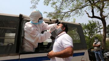 Bhopal (India), 10/04/2021.- A man undergos a coronavirus swab test at a roadside in Bhopal, India, 10 April 2021. India officially recorded nearly 1,45,000 Covid-19 cases in the last 24 hours, the highest number of new daily coronavirus infections in the country since the start of the pandemic. India is seeing a second wave of the virus which has led several states including Maharashtra, Madhya Pradesh and New Delhi, to impose new restrictions. (Nueva Delhi) EFE/EPA/SANJEEV GUPTA