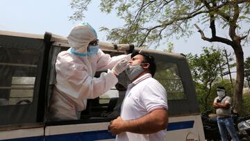 Bhopal (India), 10/04/2021.- A man undergos a coronavirus swab test at a roadside in Bhopal, India, 10 April 2021. India officially recorded nearly 1,45,000 Covid-19 cases in the last 24 hours, the highest number of new daily coronavirus infections in the