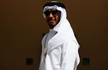 Lewis Hamilton apareció vestido como un jeque horas antes del GP de Bahrein. 