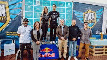 Entrega de trofeos en plena avenida de Las Canteras, con la presencia del consejero de Deportes del Cabildo de Gran Canaria, Francisco Castellano y la concejala de Igualdad y Diversidad del Ayuntamiento de Las Palmas de Gran Canaria, Mar&iacute;a del Carm