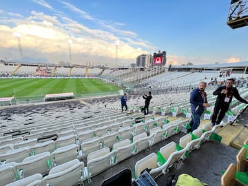 Este es el ambiente dentro y fuera del estadio Monumental de Santiago previo la juego Chile - Colombia por las Eliminatorias rumbo al Mundial.