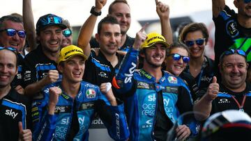 David Mu&ntilde;oz posa con los pilotos y parte del staff del equipo SKY VR46 de Moto2.