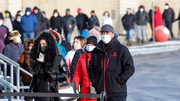 People queue to collect coronavirus disease (COVID-19) antigen test kits at the Hazeldean Mall in Ottawa, Ontario, Canada January 7, 2022. REUTERS/Patrick Doyle