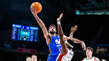 Patricio Garino, alero del Movistar Estudiantes, lanza ante el Grupo Alega Cantabria.