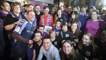 El entrenador del Eibar, Jose Luis Mendilibar, ha recibido un homenaje de la peña que lleva su nombre en Valladolid.