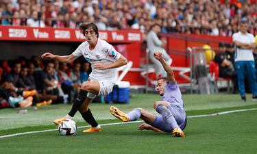 Bryan Gil se va de Lucas Vázquez.