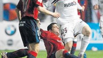 <b>INTENSIDAD </b>Enzo Maresca disputa el balón con Iñaki Muñoz rodeado de jugadores de uno y de otro equipo. Al fondo, Puerta