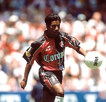 11 April 1999: Action photo of Cesar Andrade midfieldman of Atlas of Guadalajara, runs with the ball, in the week 13 of 1999 summer tournament  of mexican soccer./Foto de accion de Cesar Andrade mediocampista del Atlas de Guadalajara corriendo con el balon, en la semana 13 del torneo de Verano 1999 del futbol mexicano.
