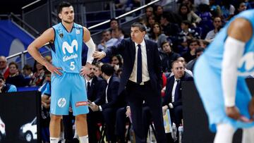 GRAF2472. MADRID, 10/03/2019.- El entrenador del Movistar Estudiantes, Josep María Berrocal, da instrucciones a Alessandro Gentile (i) durante el partido de la Liga ACB de baloncesto ante el Basket Zaragoza disputado este domingo en el WiZink Center, en Madrid. EFE/Chema Moya