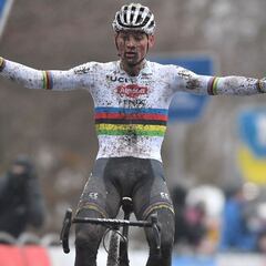 Van der Poel regresará al ciclocrós en diciembre