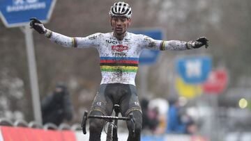 Mathieu Van Der Poel celebra su victoria en la carrera de ciclocr&oacute;s de Flandriencross de 2021 en Hamme.