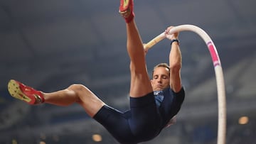 Renaud Lavillenie realiza un salto.