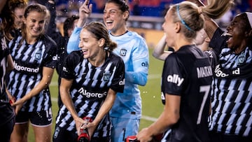 Esther junto a Maitane celebrando el pase a semifinales.