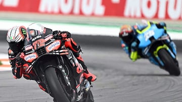 Aprilia Racing team's Italian MotoGP rider Marco Bezzecchi rides ahead of Trackhouse MotoGP Team's Spanish rider Raul Fernandez in the MotoGP race of the Valencia Grand Prix at the Ricardo Tormo racetrack in Cheste on November 16, 2025. (Photo by JOSE JORDAN / AFP)