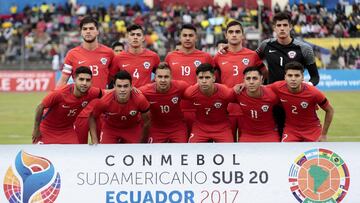 QUI01. RIOBAMBA (ECUADOR), 26/01/2017.- Los jugadores de Chile posan para la fotograf&iacute;a oficial hoy, jueves 26 de enero de 2017, en Riobamba (Ecuador), antes de su partido contra Colombia por el Sudamericano Sub 20 Ecuador 2017. EFE/Jos&eacute; J&aacute;come