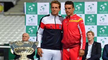 Lucas Pouille y Roberto Bautista posan tras el sorteo de los emparejamientos de las semifinales  de Copa Davis entre Espa&ntilde;a y Francia.