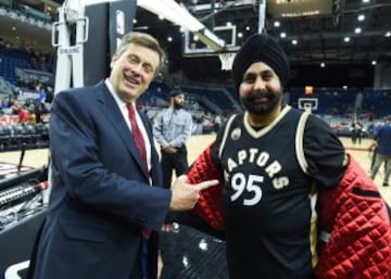 El alcalde de Toronto John Tory junto a Nav Bhatia, uno de los más conocidos e incondicionales aficionados de los Raptors.