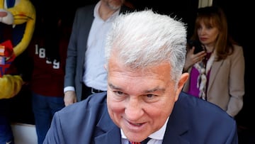 GRAFCAT7309. BARCELONA, 23/04/2025.- El presidente del FC Barcelona, Joan Laporta, firma libros en la carpa que el club ha instalado en el centro de Barcelona durante la Diada de Sant Jordi, en la que los catalanes toman las calles a la búsqueda de libros y rosas para regalar a sus seres queridos y allegados. EFE/Toni Albir