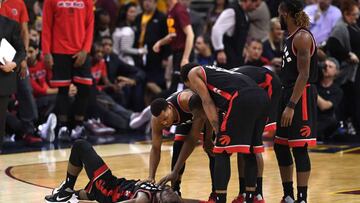 Patrick Patterson yace en el suelo tras un choque. Lowry, Biyombo, DeRozan y Carroll, le rodean.