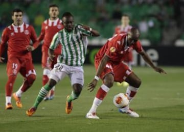 Cedrick pelea un balón.