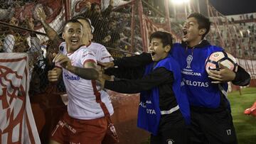 Gamarra celebra el gol en el &uacute;ltimo minuto que dio el pase a Hurac&aacute;n ante Deportivo Anzo&aacute;tegui.