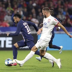 El Lyon podría ser sancionado por lanzamiento de bolas de papel y plástico a Neymar y Di María