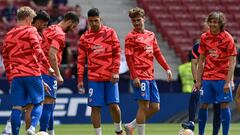 Su&aacute;rez y Griezmann en el calentamiento del partido entre el Atl&eacute;tico y el Espanyol.