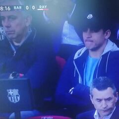 Alexis sorprende con presencia al duelo del Barcelona de Vidal