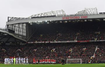 Se cumplen 60 años de la tragedia aérea que acabó con la vida de 23 personas, ocho de ellos futbolistas del equipo inglés al que llamaban 'Busby Babes'. El Manchester United realizó un bonito memorial en el partido de la Premier frente a Huddersfield Town.