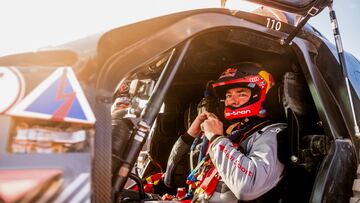 Al Duwadimi (Saudi Arabia), 07/01/2024.- Spanish driver Carlos Sainz of Team Audi Sport prepares for Stage 2 of the 2024 Rally Dakar, from Al Henakiyah to Al Duwadimi, Saudi Arabia, 07 January 2024. (Arabia Saudita) EFE/EPA/Aaron Wishart