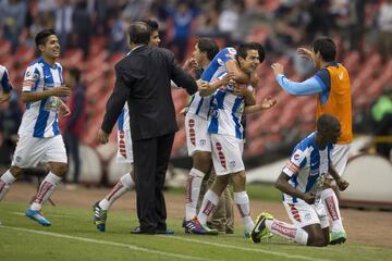 Hirving Lozano celebra su primer gol en la Liga MX contra América