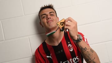 REGGIO NELL'EMILIA, ITALY - MAY 22: Daniel Maldini of AC Milan poses with the trophy for the victory of "Scudetto " at the end of the last Serie A match between US Sassuolo and AC Milan at Mapei Stadium - Citta' del Tricolore on May 22, 2022 in Reggio nell'Emilia, Italy. (Photo by Claudio Villa/AC Milan via Getty Images)
