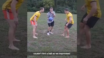 Juegan futbol con una bola de boliche y el resultado es hilarante