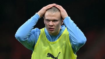 Erling Haaland, jugador del Manchester City, calienta antes de un partido.
