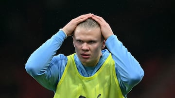 Erling Haaland, jugador del Manchester City, calienta antes de un partido.