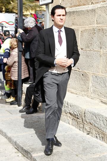 Los invitados llegan al enlace en la iglesia parroquial de Santiago Ap¨®stol en Cebreros, ?vila.