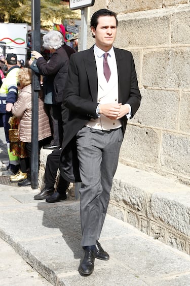 Los invitados llegan al enlace en la iglesia parroquial de Santiago Apóstol en Cebreros, Ávila. 