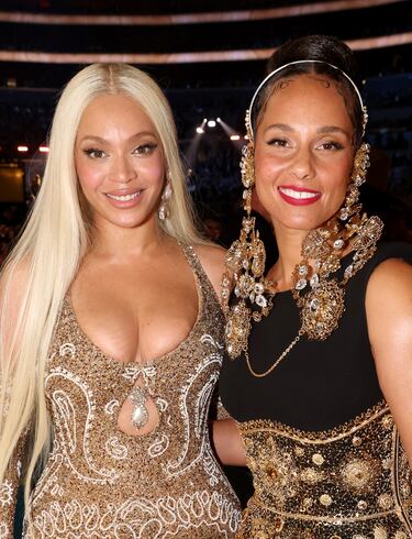 Beyoncé y Alicia Keys durante la gala de los Premios Grammys 2025 celebrados en Los Ángeles.