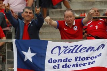 Hinchas de la seleccion chilena alientan a su equipo antes del partido valido por las clasificatorias al mundial de Rusia 2018 contra Peru disputado en el estadio Nacional de Santiago, Chile.