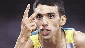 <b>DOBLE ORO. </b>El Guerrouj festeja sus medallas de 1.500 y 5.000 metros en los Juegos de Atenas.