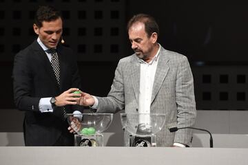 Marco Rocha, responsable de comunicación de la RFEF, junto al presidente del Getafe Ángel Torres durante el sorteo del Calendario de Liga.