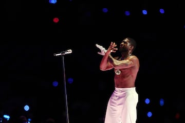 La presentación de Usher continuó con el artista dejando su torso al descubierto mientras interpretaba 'Let It Burn' y 'U Gotta It Bad'