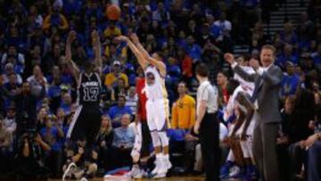 Stephen Curry lanza ante Jonathon Simmons. Su entrenador, Steve Kerr, en primer plano ya celebra la canasta.