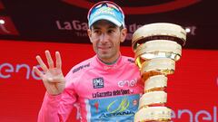 El ciclista italiano Vincenzo Nibali posa con la maglia rosa como campe&oacute;n del Giro de Italia 2016 durante su primera etapa como corredor del Astana.