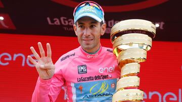 El ciclista italiano Vincenzo Nibali posa con la maglia rosa como campe&oacute;n del Giro de Italia 2016 durante su primera etapa como corredor del Astana.