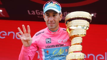 El ciclista italiano Vincenzo Nibali posa con la maglia rosa como campe&oacute;n del Giro de Italia 2016 durante su primera etapa como corredor del Astana.